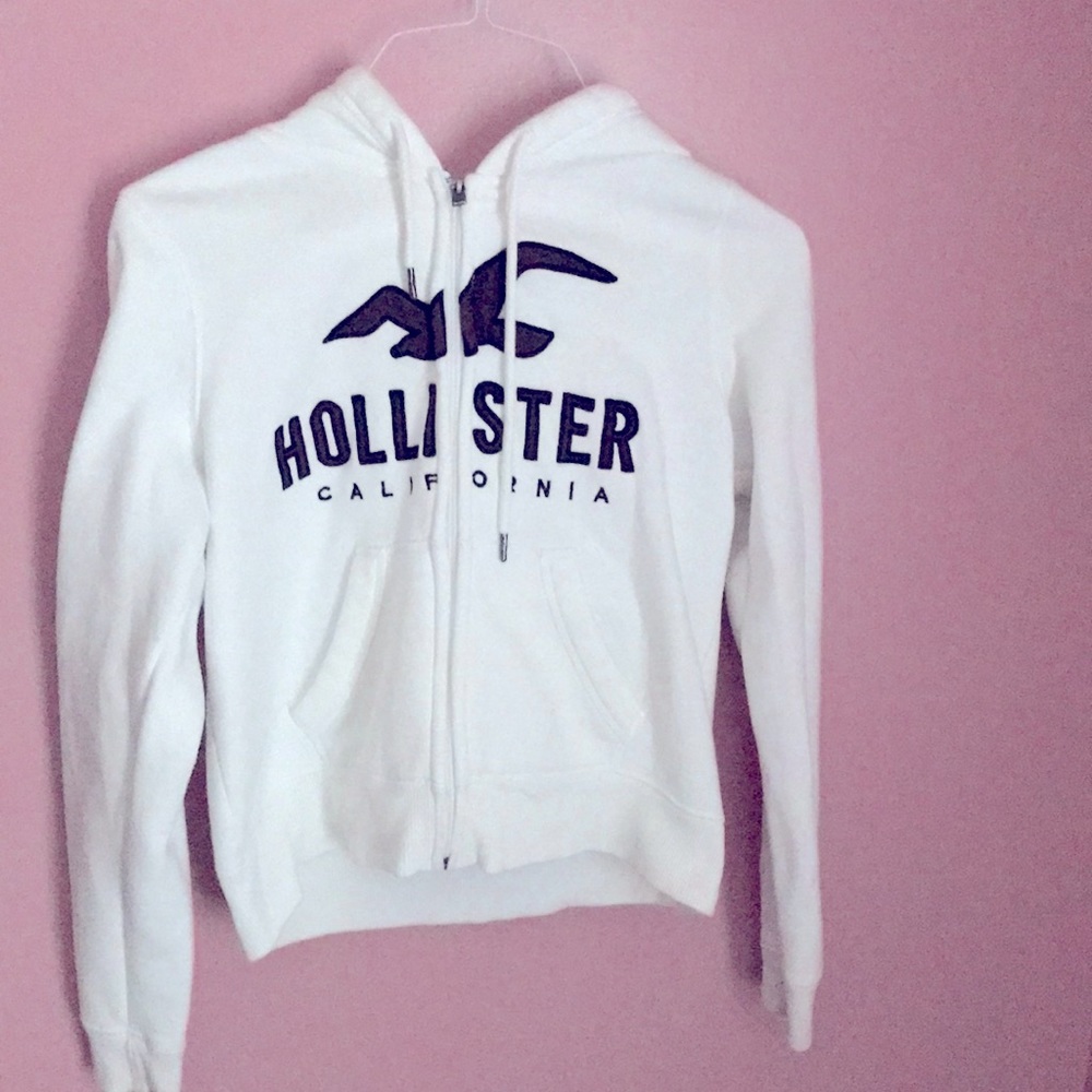 I’m selling a hollister sweater size M